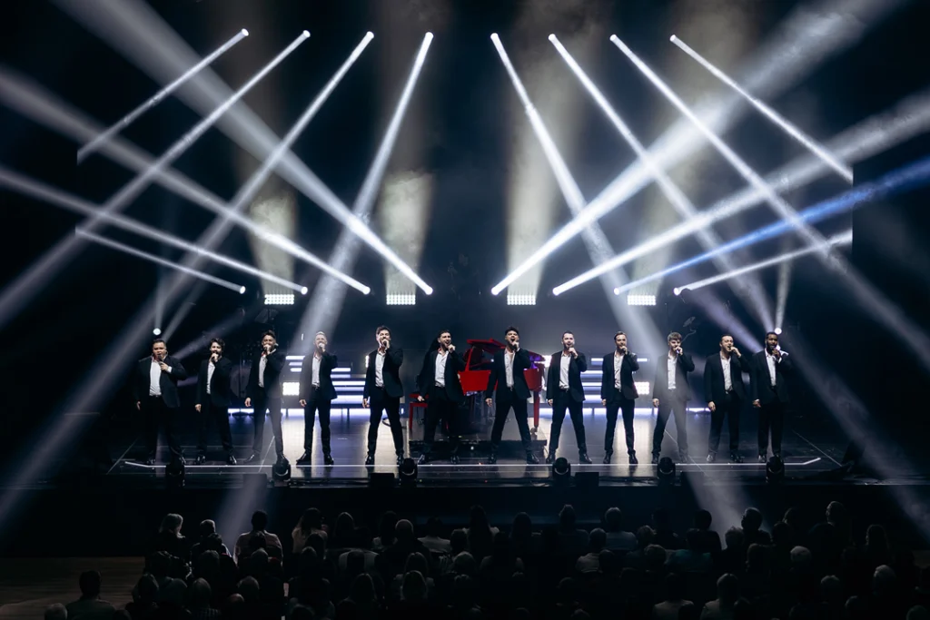 Teaserbild zu The 12 Tenors mit einer Live-Performance auf der Bühne.