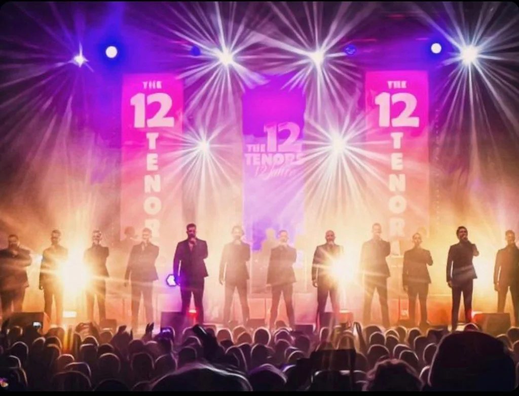 Teaserbild zu The 12 Tenors mit Sängern auf der Bühne vor Lichtern und Publikum.