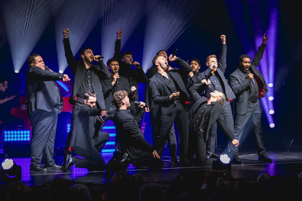 Live-Auftritt der 12 Tenors mit dynamischen Gesangseinlagen und Bühnenpräsenz.