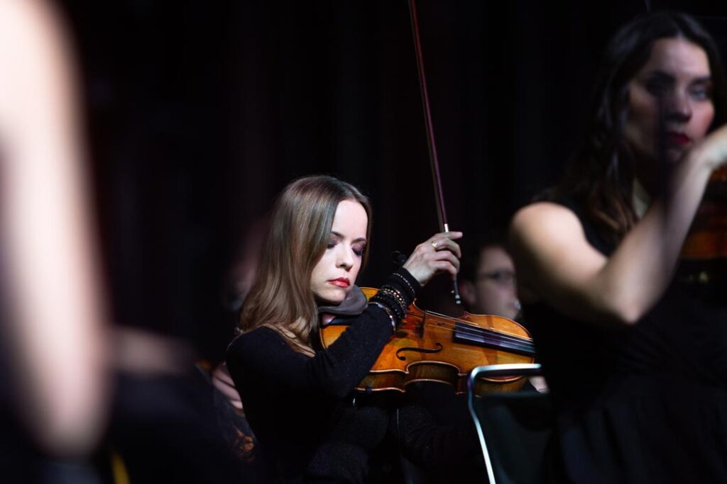 Musikerin spielt Geige bei einem Konzert.