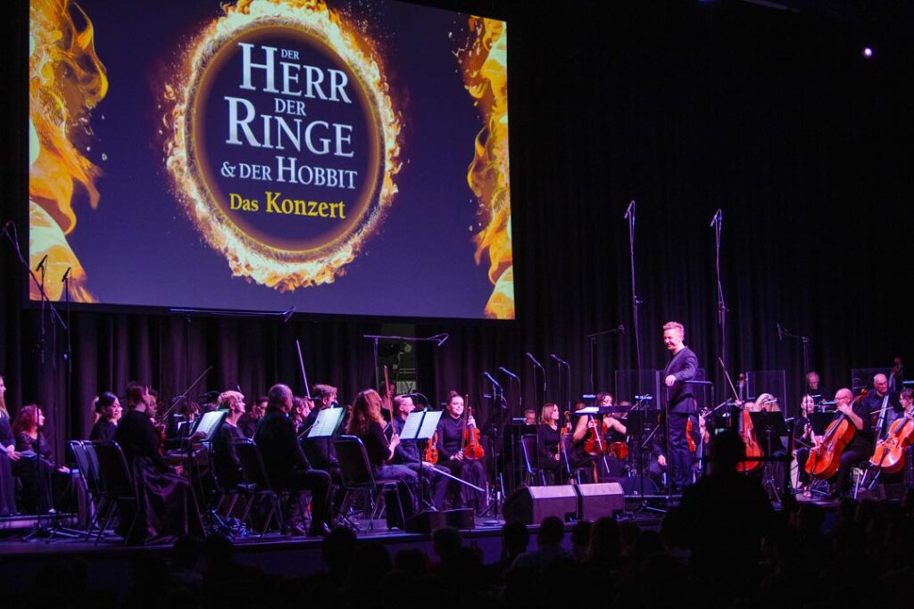 Teaserbild zu Der Herr der Ringe & Der Hobbit mit Orchester auf der Bühne