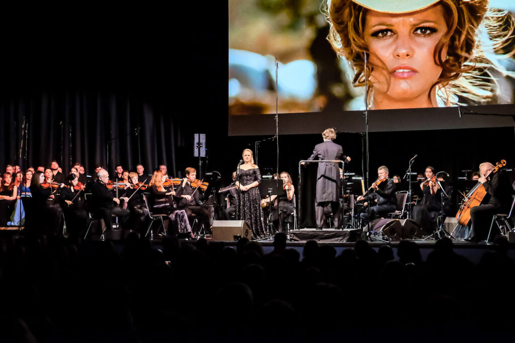 Teaserbild zu The Best of Ennio Morricone mit Orchester und Sängerin auf der Bühne