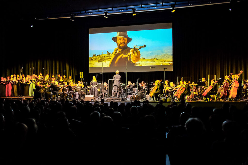 Teaserbild zu The Best of Ennio Morricone mit Orchester und Chor auf der Bühne.