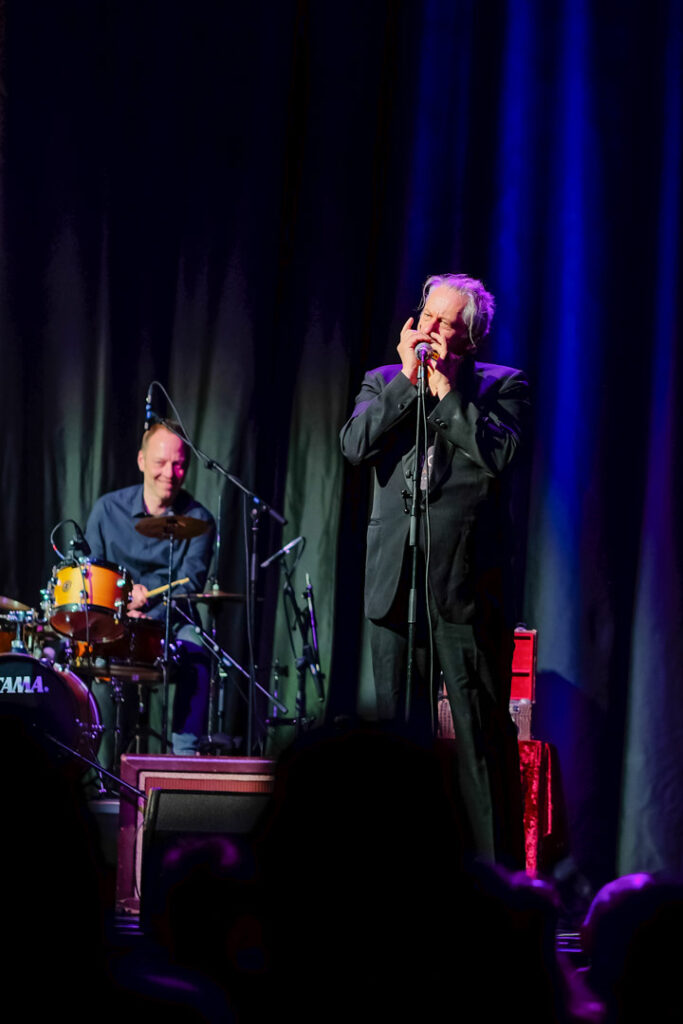 Auftritt bei der Hamburger Blues Rock Nacht mit Sänger und Schlagzeuger auf der Bühne.