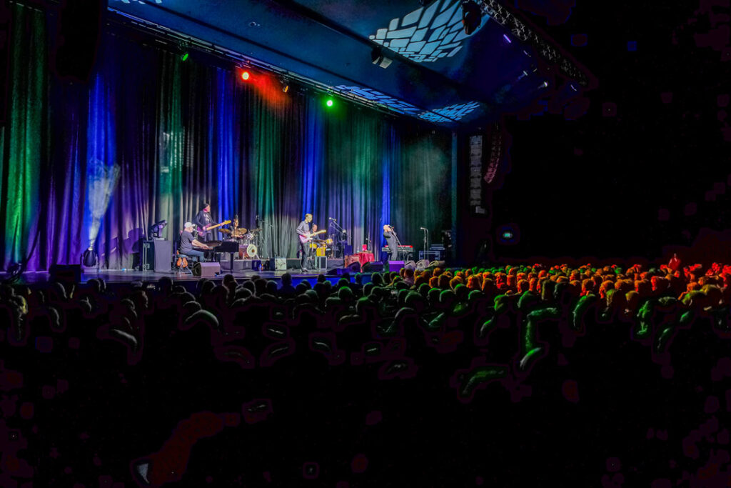 Konzertatmosphäre bei der Hamburger Blues Rock Nacht mit Band auf der Bühne und Publikum.