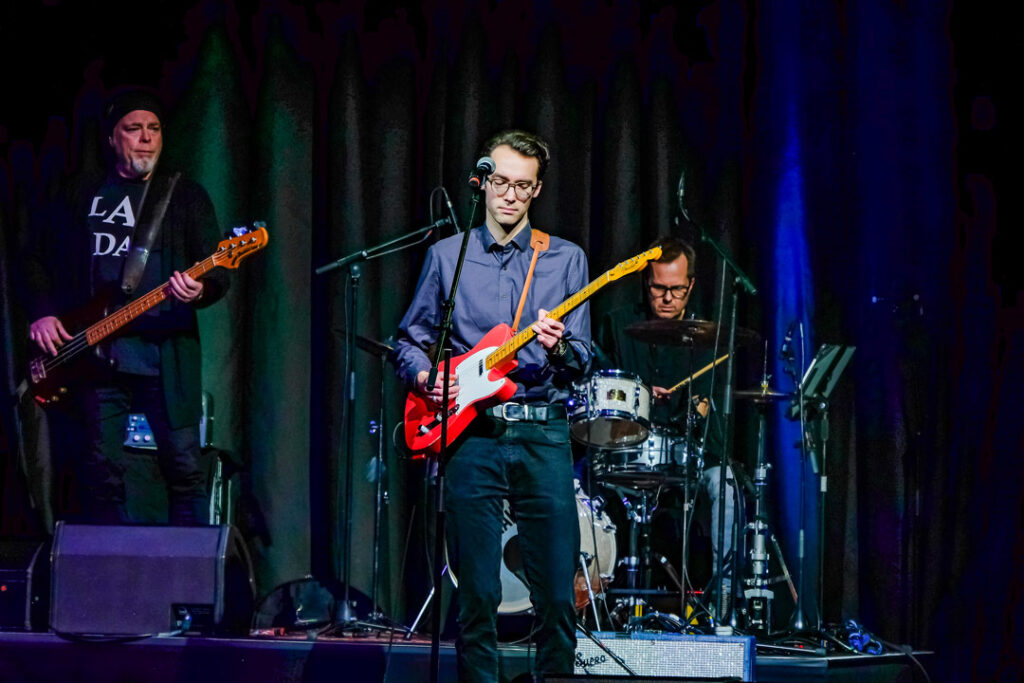 Musiker mit roter Gitarre auf der Bühne bei der Hamburger Blues Rock Nacht.