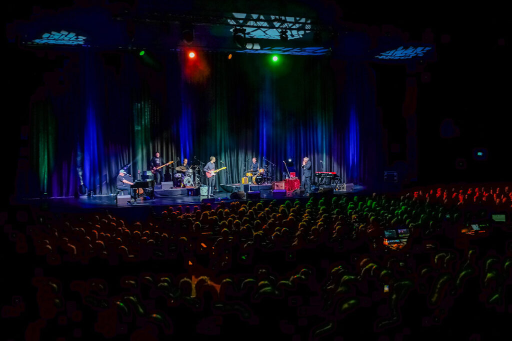 Bühne mit Band während der Hamburger Blues Rock Nacht, farbige Lichter und Publikum sichtbar.