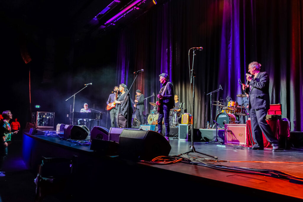 Auftritt bei der Hamburger Blues Rock Nacht mit mehreren Musikern auf der Bühne.