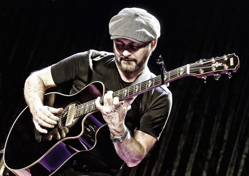 Musiker spielt akustische Gitarre während der Hamburger Blues Rock Nacht.