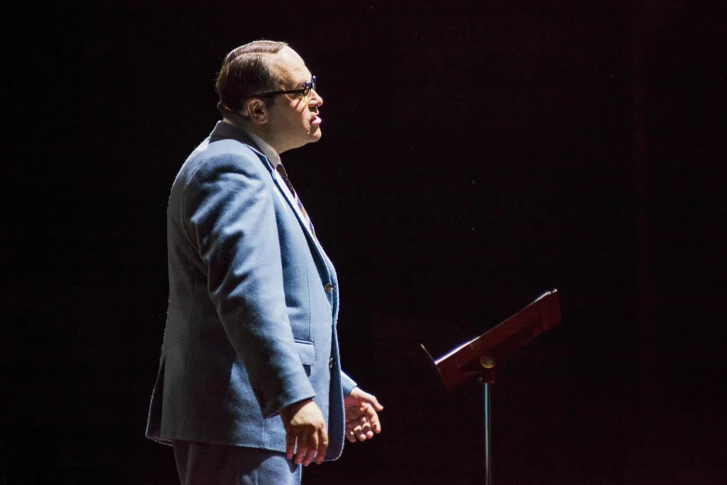 Schauspieler in Anzug auf der Bühne während der HC Heinz Erhardt Revue.