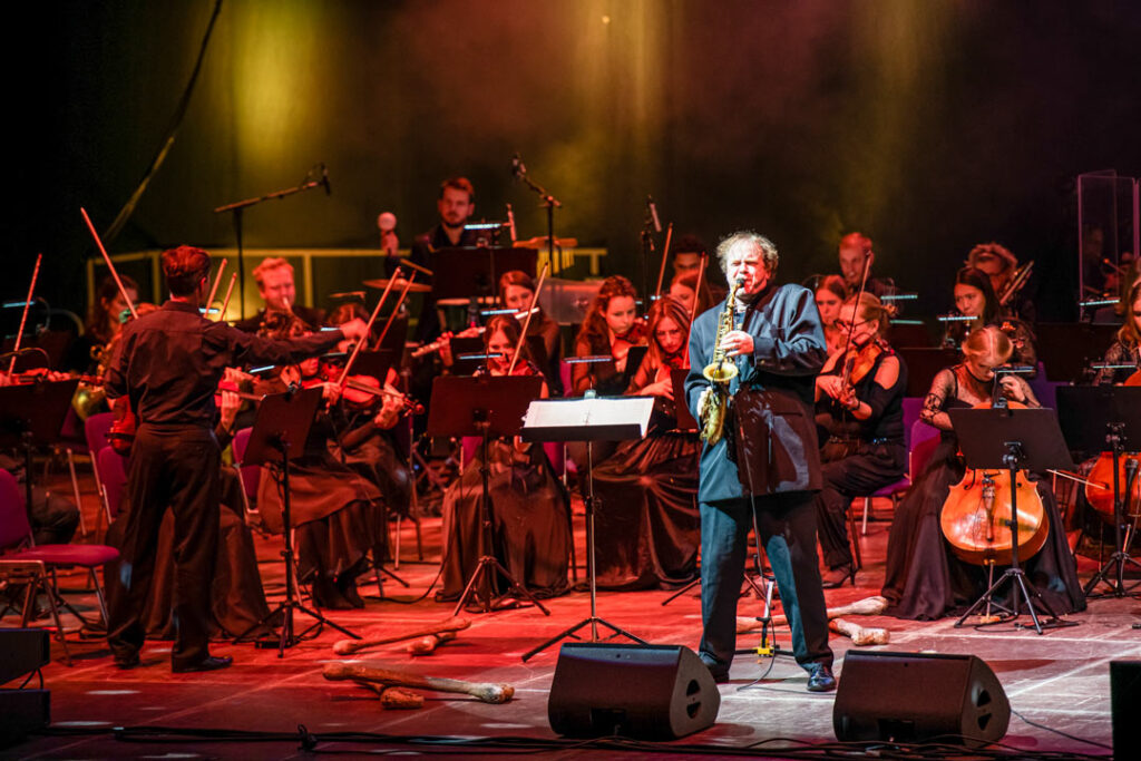 Auftritt mit Orchester und Solisten während eines Konzerts.