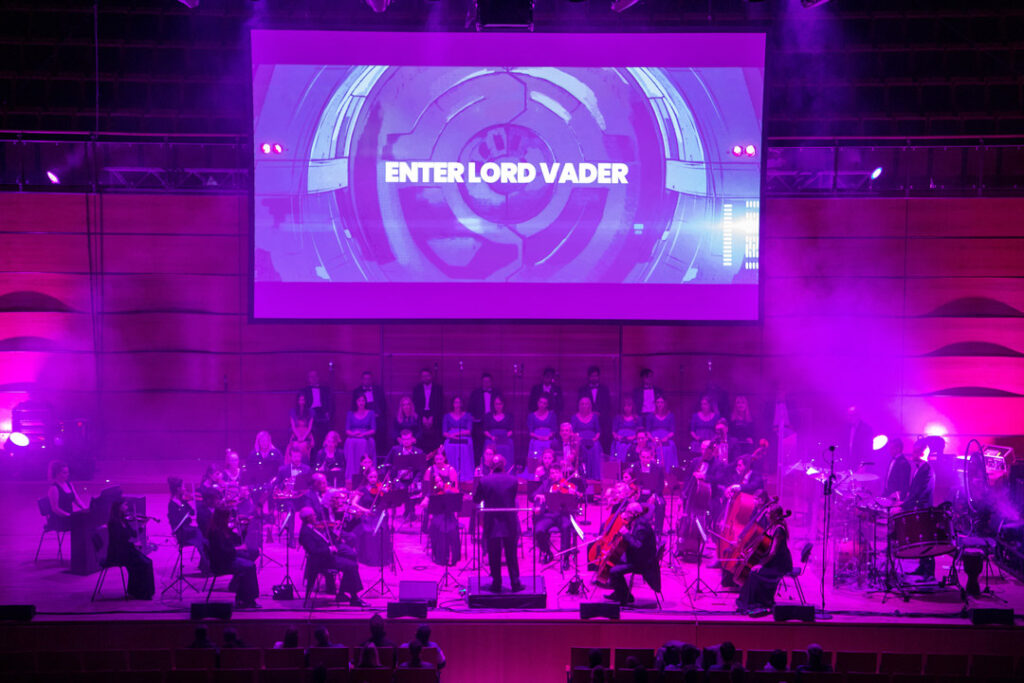 Teaserbild zu The Music of Star Wars mit Orchester und Projektion von 'ENTER LORD VADER