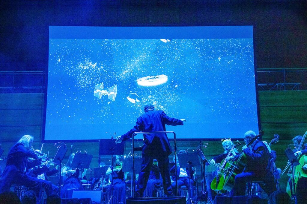 Teaserbild zu The Music of Star Wars mit Orchester und Projektion im Hintergrund.