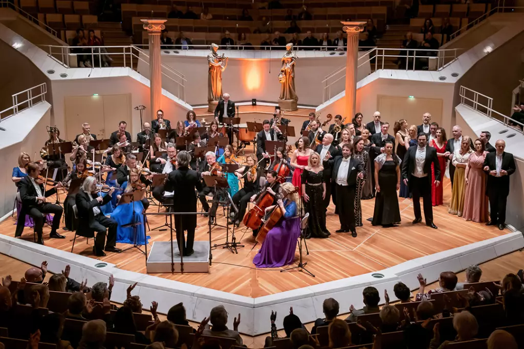 Orchester bei der Verdi Gala auf der Bühne.