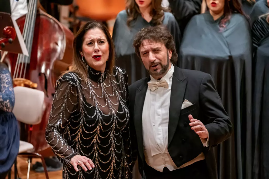 Sänger bei der Verdi Gala auf der Bühne, umgeben von einem Chor.