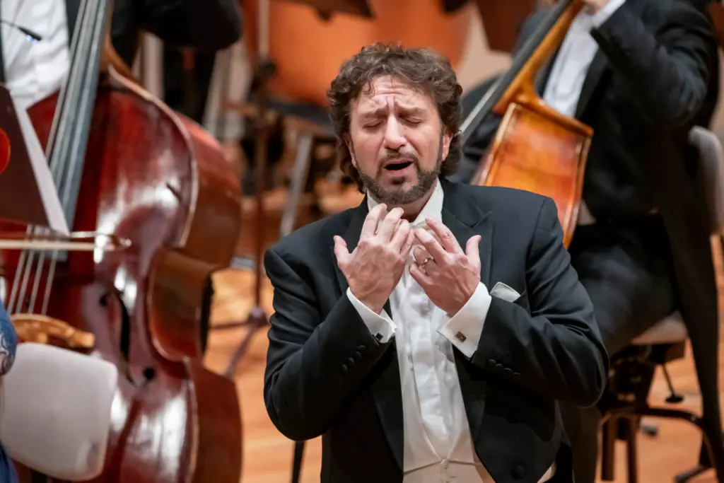 Sänger bei der Verdi Gala auf der Bühne.
