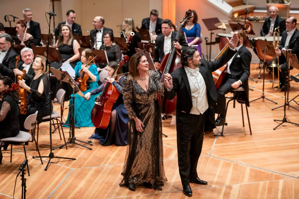 Sänger bei der Verdi Gala auf der Bühne, umgeben von einem Chor.