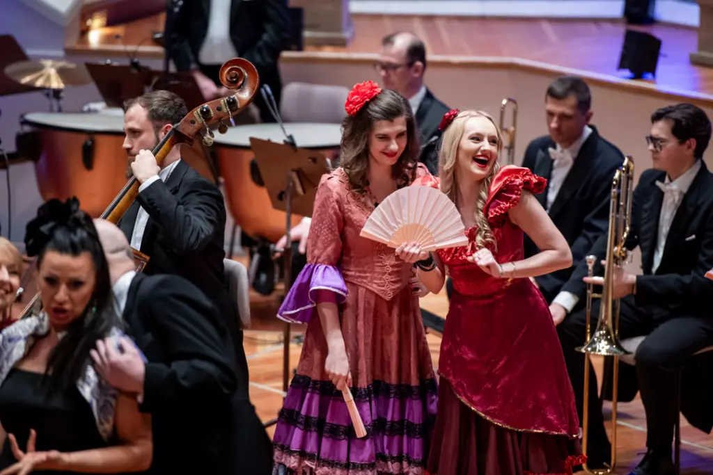 Sängerinnen bei der Verdi Gala auf der Bühne, umgeben von einem Orchester.