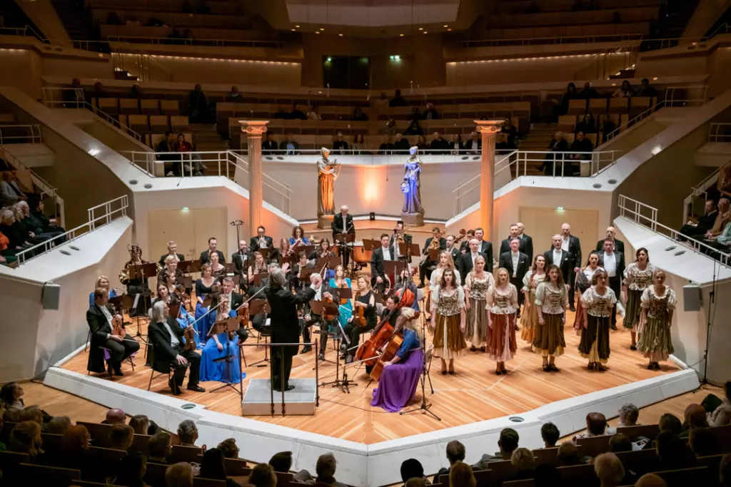 Orchester bei der Verdi Gala auf der Bühne.