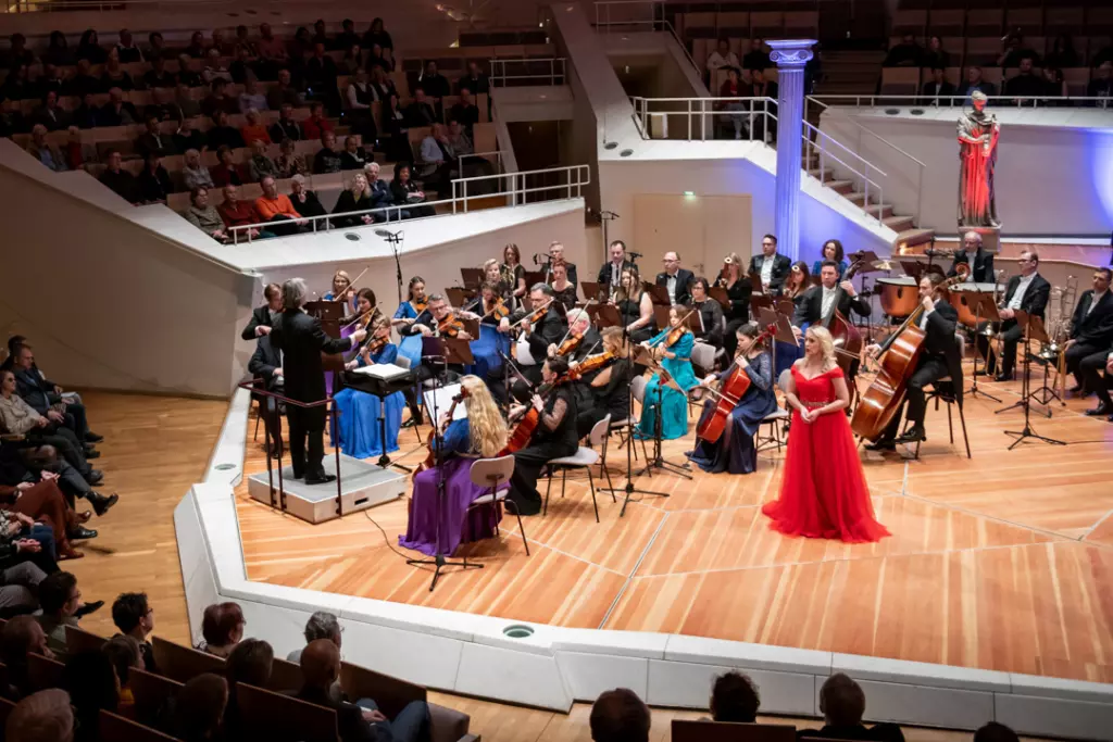 Orchester bei der Verdi Gala auf der Bühne.