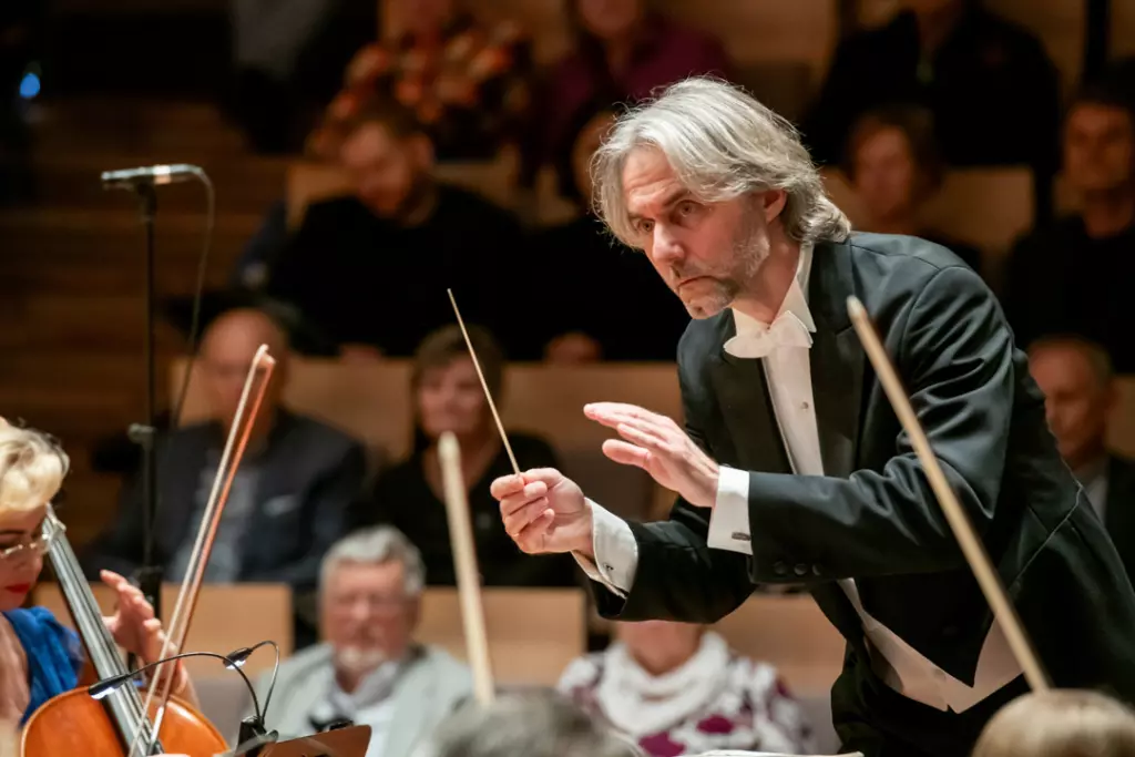 Dirigent bei der Verdi Gala auf der Bühne.