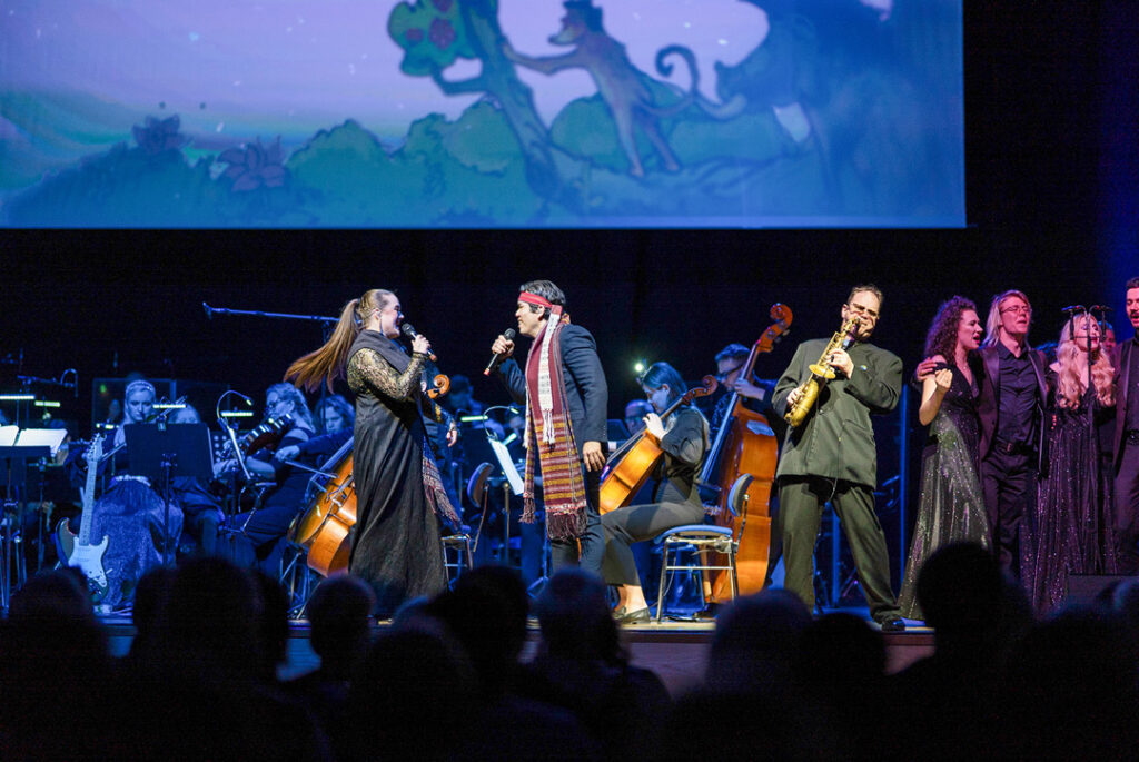 Aufführung aus 'Highlights der schönsten Musicals' mit Sängern und Orchester auf der Bühne.
