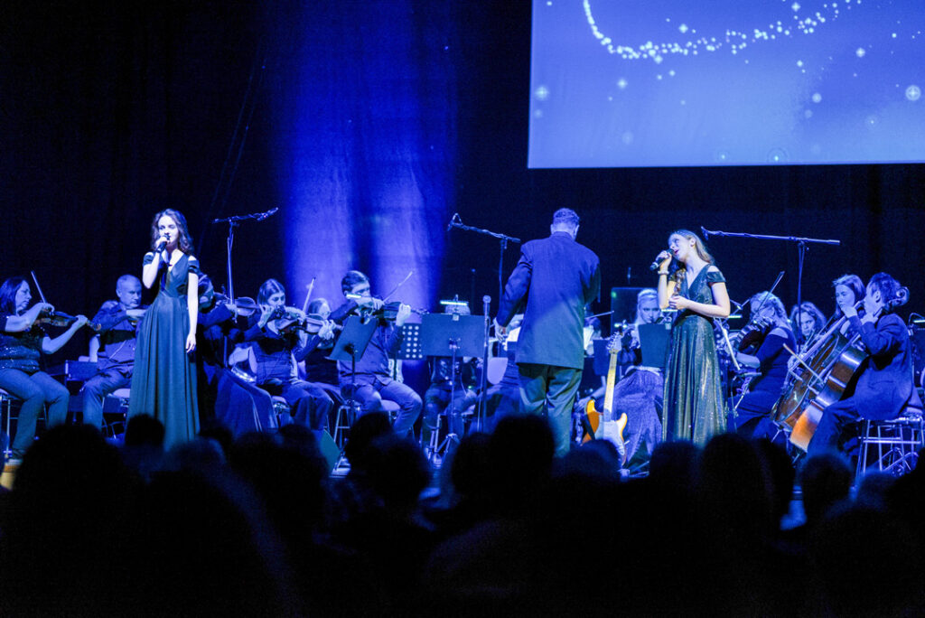 Highlights der schönsten Musicals mit zwei Sängerinnen und einem Orchester auf der Bühne.