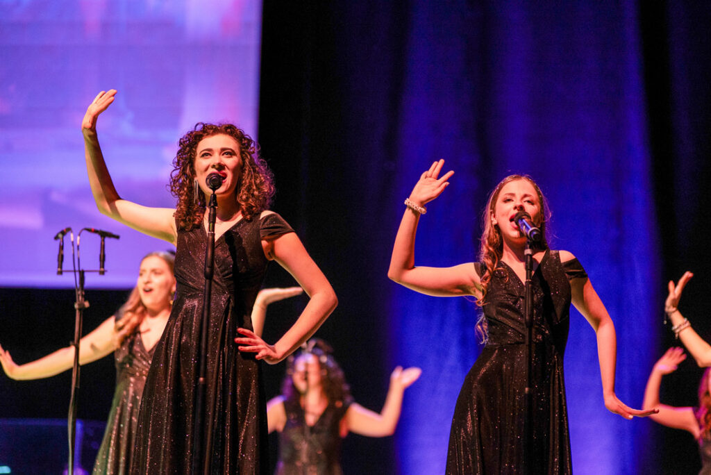 Teaserbild zu Highlights der schönsten Musicals mit singenden Darstellerinnen auf der Bühne.