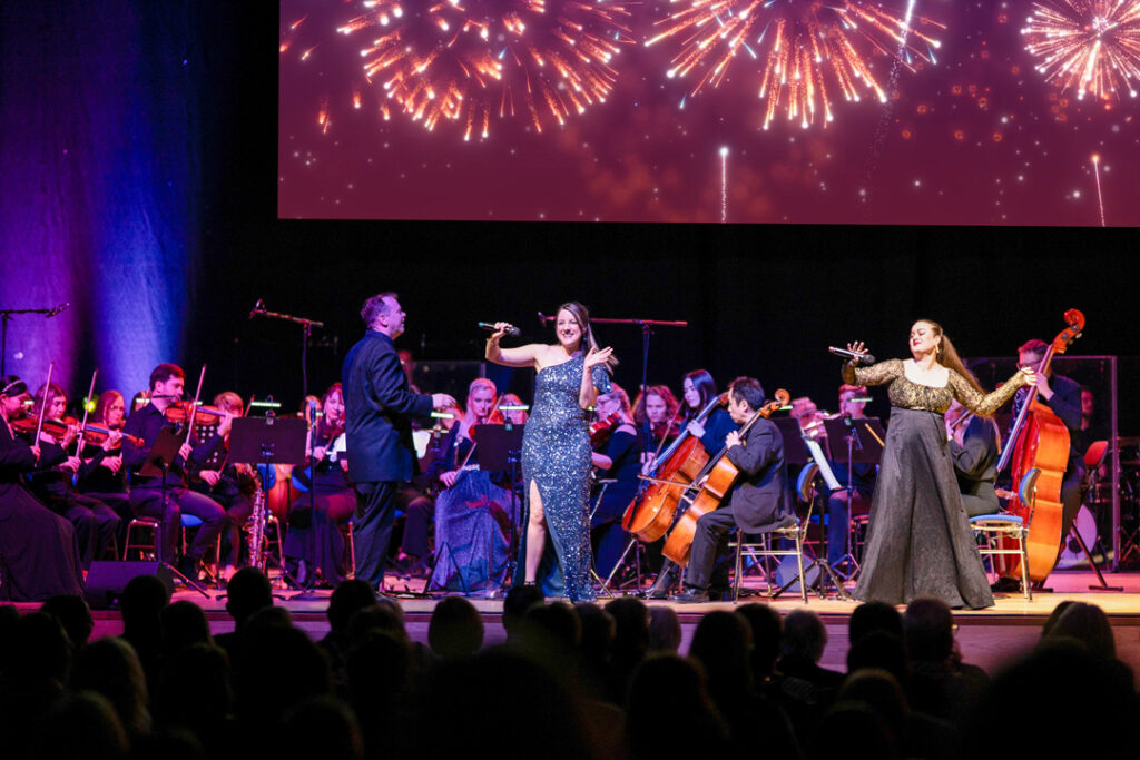 Teaserbild zu Highlights der schönsten Musicals mit Sängern und Orchester auf der Bühne.