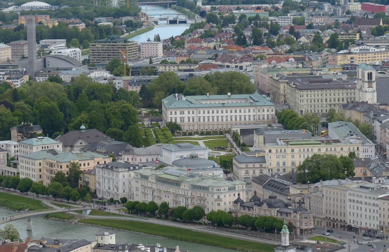 Luftaufnahme der Stadt Bad Neustadt mit grünen Parks und historischen Gebäuden.