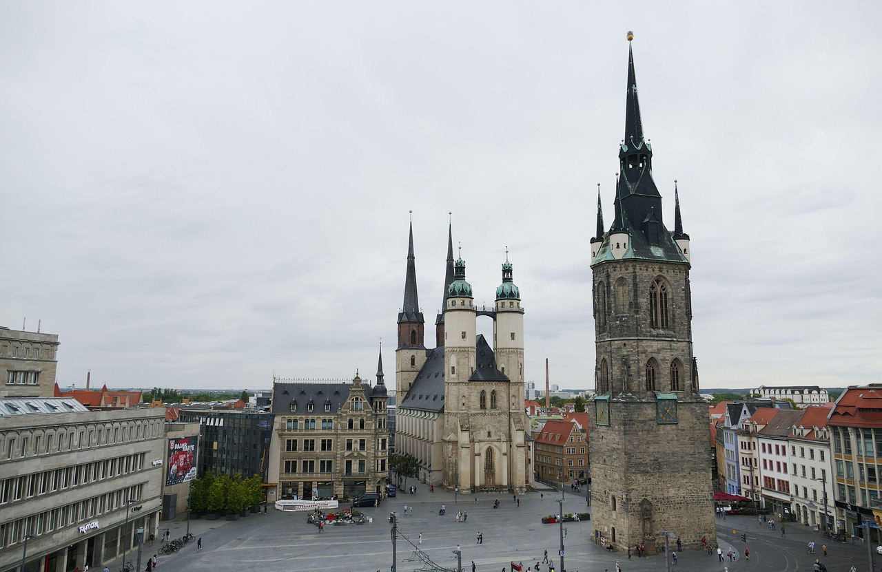 Stadtansicht von Hof mit markanten Türmen und historischen Gebäuden.