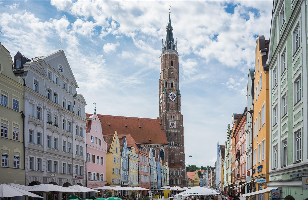 Stadtansicht von Landshut mit dem Wahrzeichen, der St. Martin Kirche und bunten Gebäuden.