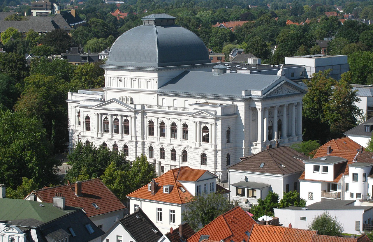 Stadt Oldenburg mit dem markanten Gebäude der Oldenburgischen Staatstheater.