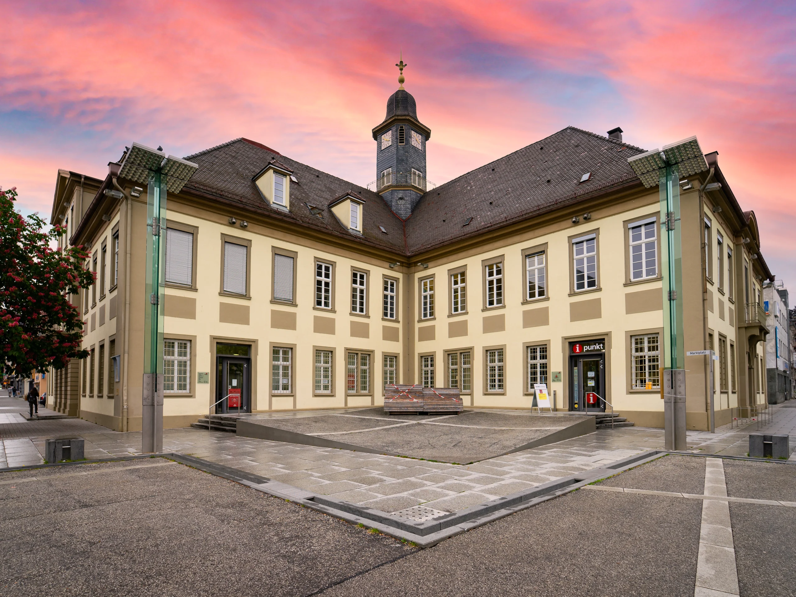 Ansicht des Gebäudes in Göppingen bei Sonnenuntergang.