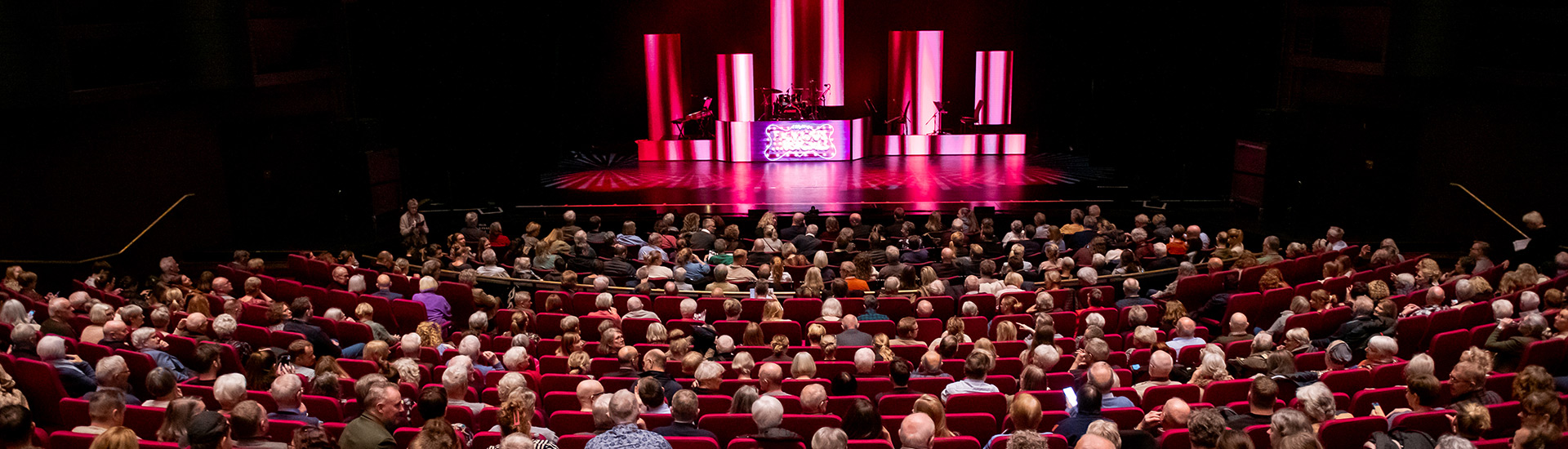 Teaserbild zu HC Unterseiten Häufige Fragen mit Publikum im Theater.