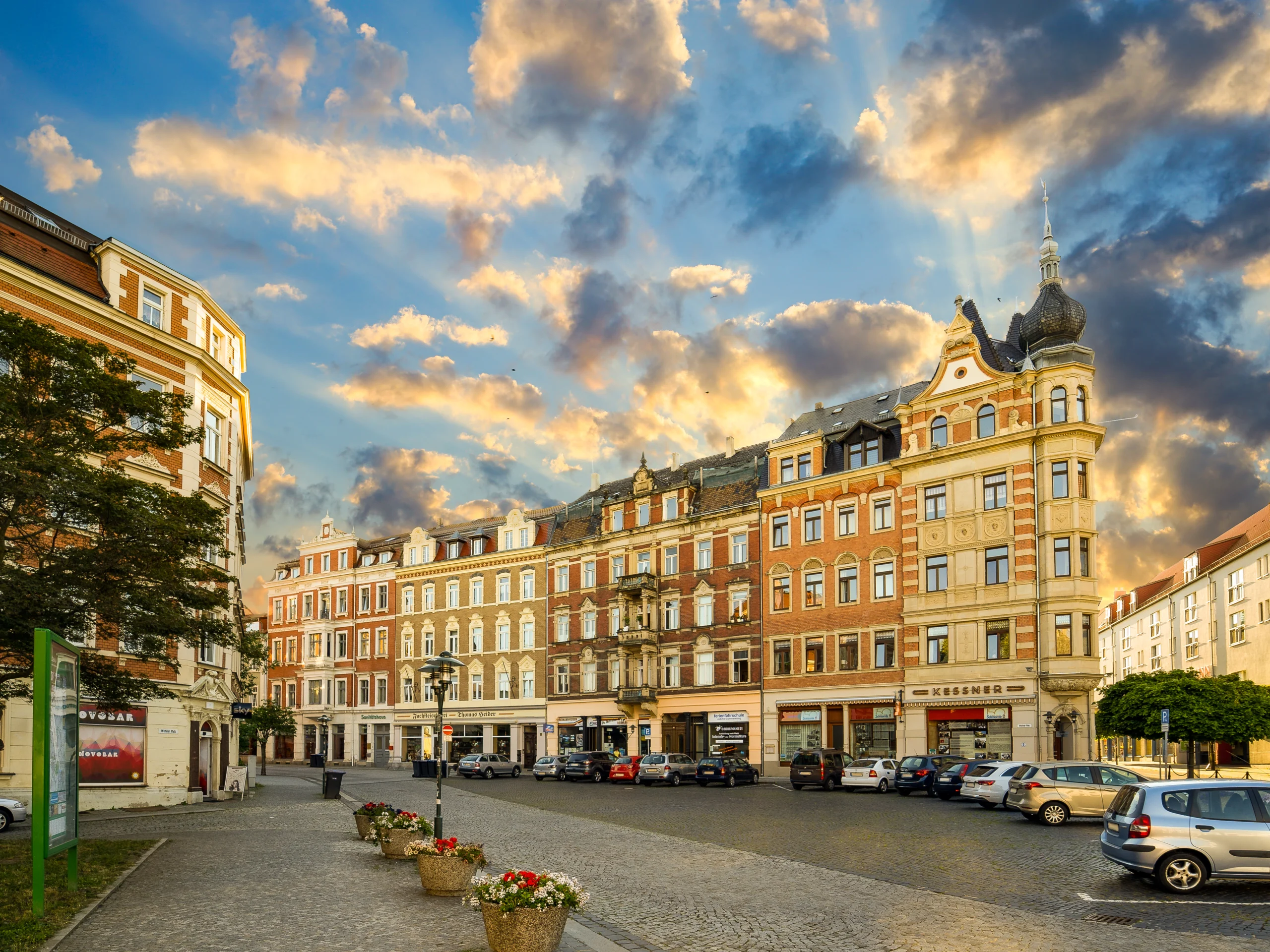 Stadtansicht von Löbau mit historischen Gebäuden und bewölktem Himmel.