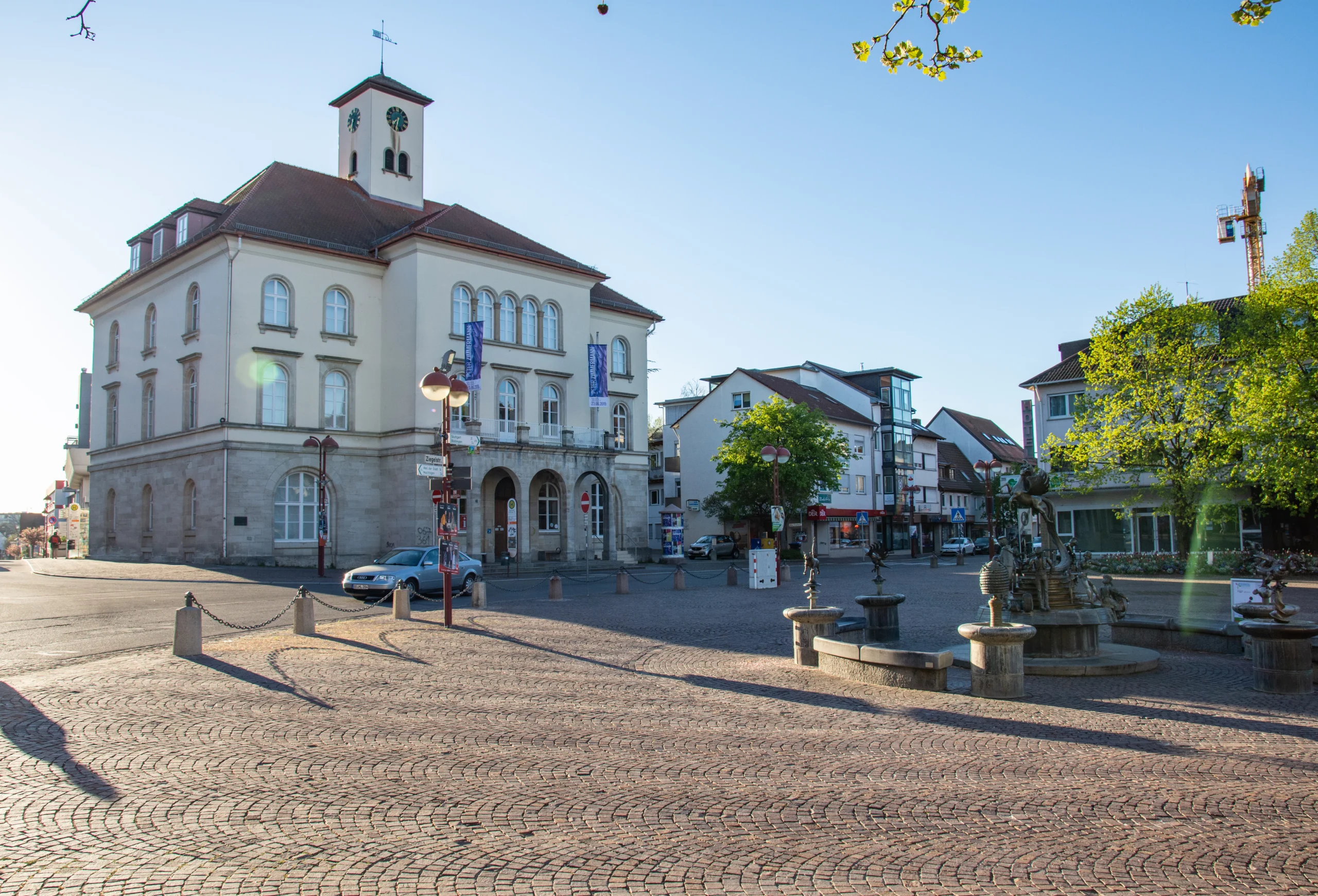 Stadtansicht von Sindelfingen mit historischem Gebäude und Platz.