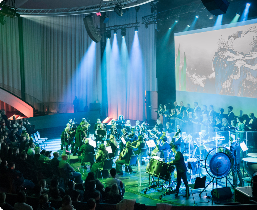 Teaserbild zu Startseite Live Entertainment mit Orchester und Chor auf der Bühne.
