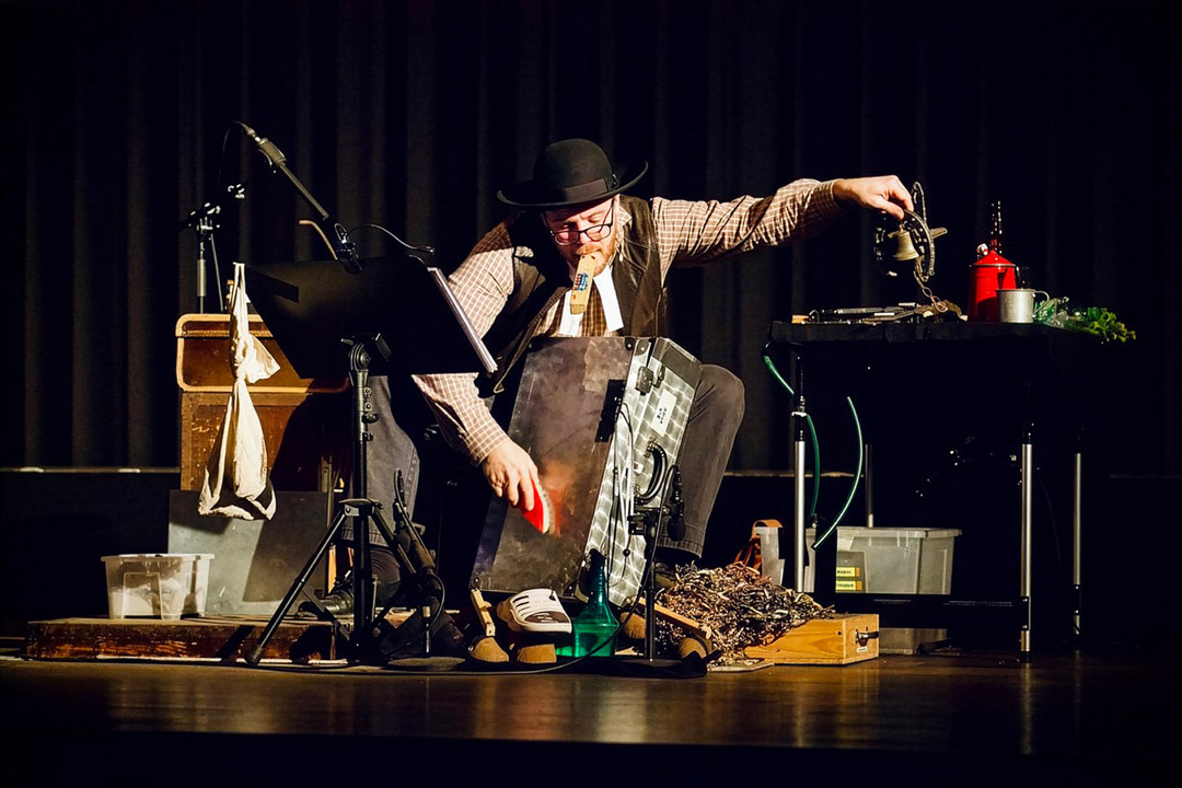 Hardy Krüger Jr., Luna Schweiger, Volker Zack plus Geräuschemacher und Ensemble sprechen das Live-Hörspiel