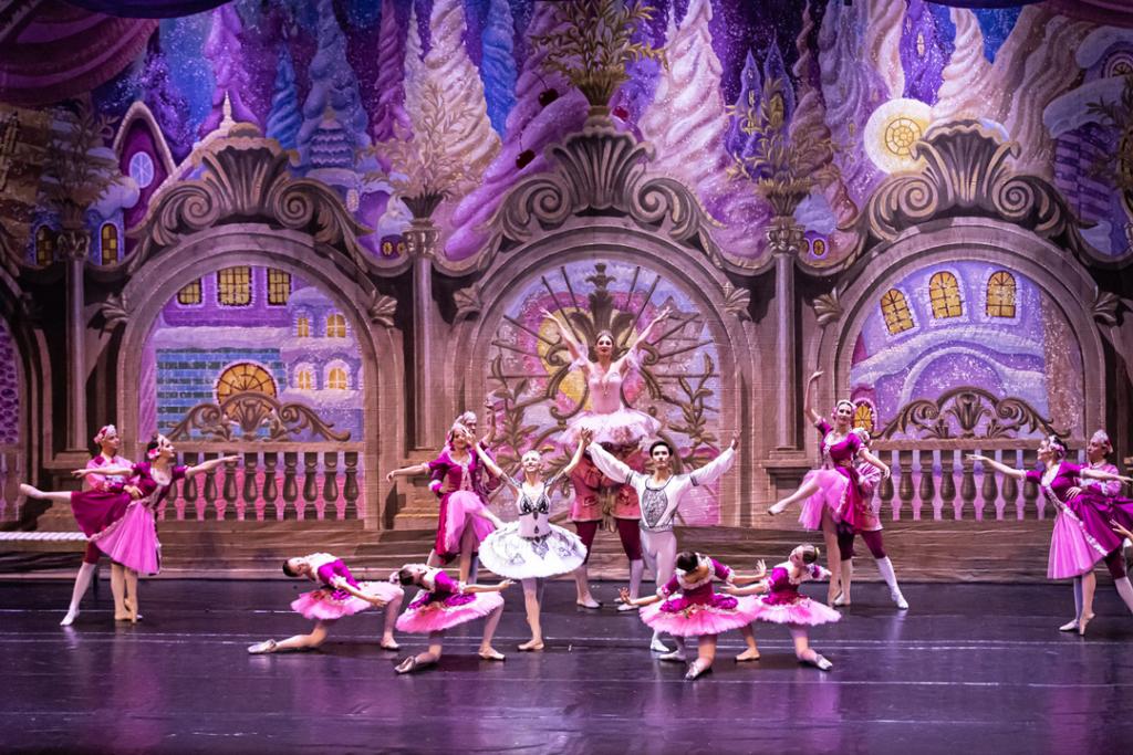Dornröschen Präsentiert von dem Royal Classical Ballet Der Fluch der bösen Fee Carabosse lässt Prinzessin Aurora in einen tiefen Schlaf fallen, aus dem sie nur der Kuss der wahren Liebe erlösen kann. Das Royal Classical Ballet bringt das berühmte Märchen mit perfekter Technik auf die Bühne.
