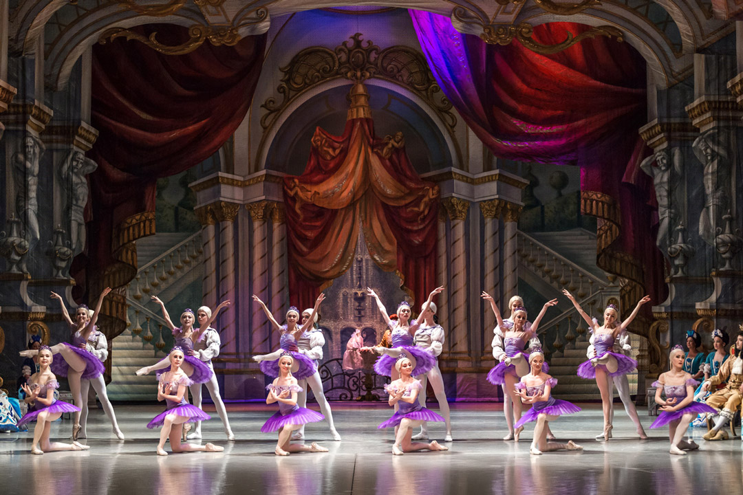 Dornröschen Präsentiert von dem Royal Classical Ballet Der Fluch der bösen Fee Carabosse lässt Prinzessin Aurora in einen tiefen Schlaf fallen, aus dem sie nur der Kuss der wahren Liebe erlösen kann. Das Royal Classical Ballet bringt das berühmte Märchen mit perfekter Technik auf die Bühne.