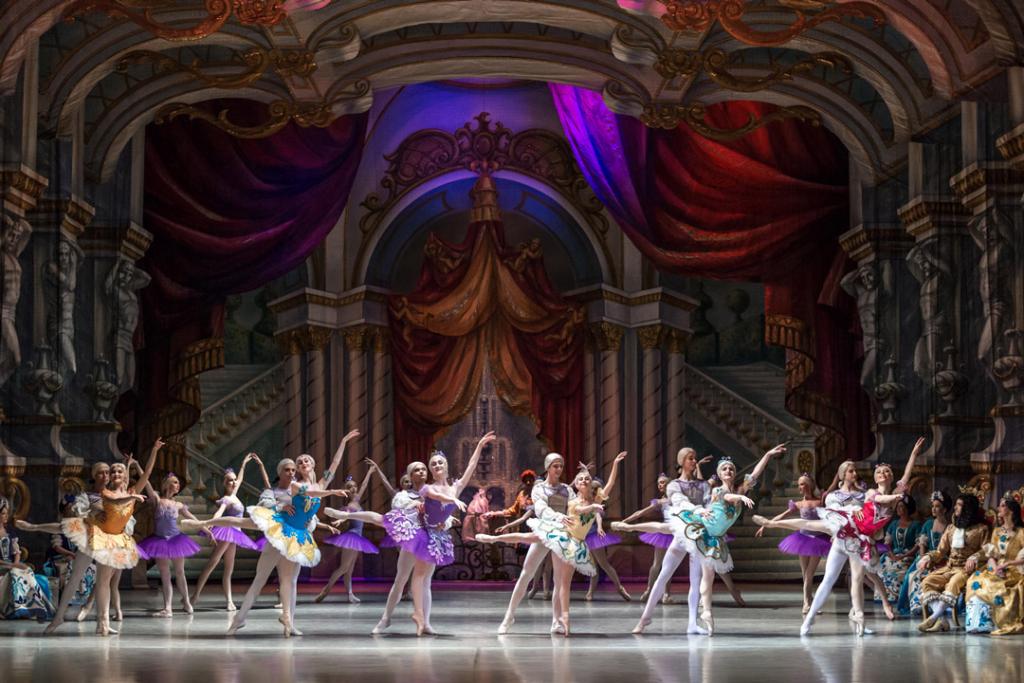 Dornröschen Präsentiert von dem Royal Classical Ballet Der Fluch der bösen Fee Carabosse lässt Prinzessin Aurora in einen tiefen Schlaf fallen, aus dem sie nur der Kuss der wahren Liebe erlösen kann. Das Royal Classical Ballet bringt das berühmte Märchen mit perfekter Technik auf die Bühne.