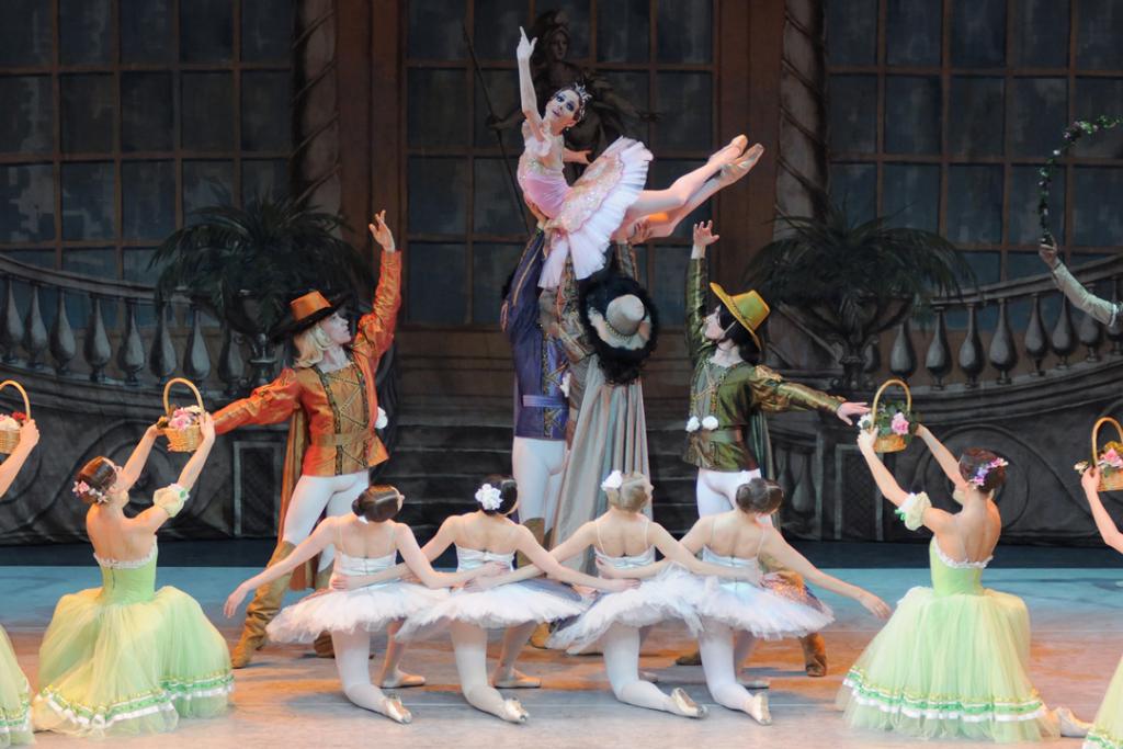 Dornröschen Präsentiert von dem Royal Classical Ballet Der Fluch der bösen Fee Carabosse lässt Prinzessin Aurora in einen tiefen Schlaf fallen, aus dem sie nur der Kuss der wahren Liebe erlösen kann. Das Royal Classical Ballet bringt das berühmte Märchen mit perfekter Technik auf die Bühne.