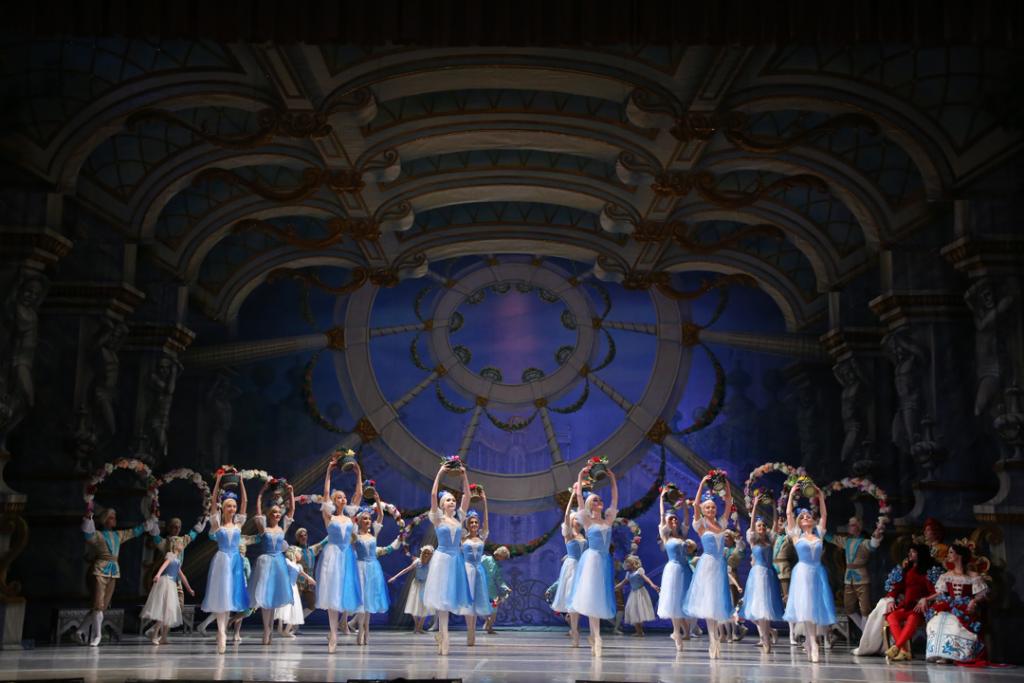 Dornröschen Präsentiert von dem Royal Classical Ballet Der Fluch der bösen Fee Carabosse lässt Prinzessin Aurora in einen tiefen Schlaf fallen, aus dem sie nur der Kuss der wahren Liebe erlösen kann. Das Royal Classical Ballet bringt das berühmte Märchen mit perfekter Technik auf die Bühne.