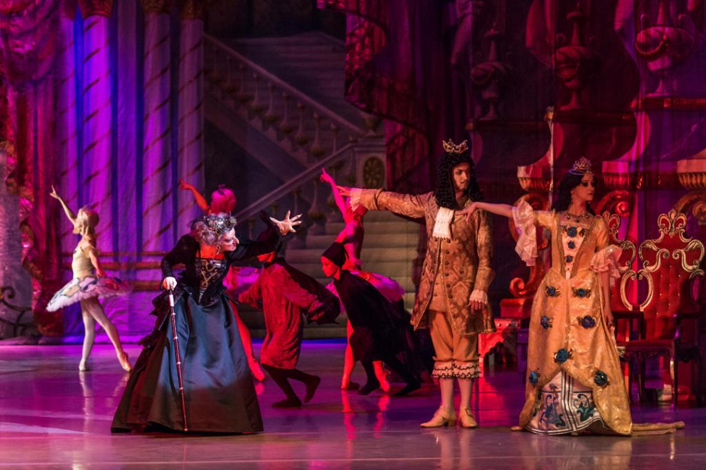 Dornröschen Präsentiert von dem Royal Classical Ballet Der Fluch der bösen Fee Carabosse lässt Prinzessin Aurora in einen tiefen Schlaf fallen, aus dem sie nur der Kuss der wahren Liebe erlösen kann. Das Royal Classical Ballet bringt das berühmte Märchen mit perfekter Technik auf die Bühne.