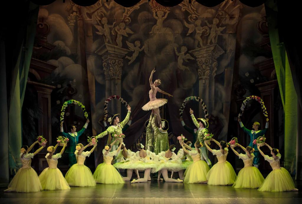 Dornröschen Präsentiert von dem Royal Classical Ballet Der Fluch der bösen Fee Carabosse lässt Prinzessin Aurora in einen tiefen Schlaf fallen, aus dem sie nur der Kuss der wahren Liebe erlösen kann. Das Royal Classical Ballet bringt das berühmte Märchen mit perfekter Technik auf die Bühne.