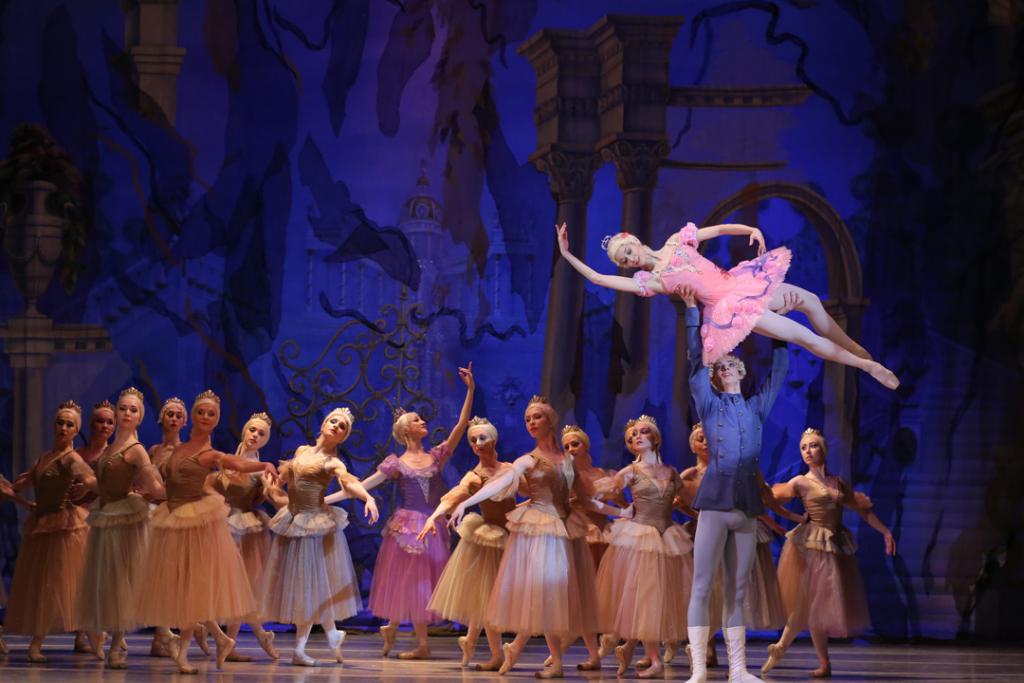 Dornröschen Präsentiert von dem Royal Classical Ballet Der Fluch der bösen Fee Carabosse lässt Prinzessin Aurora in einen tiefen Schlaf fallen, aus dem sie nur der Kuss der wahren Liebe erlösen kann. Das Royal Classical Ballet bringt das berühmte Märchen mit perfekter Technik auf die Bühne.