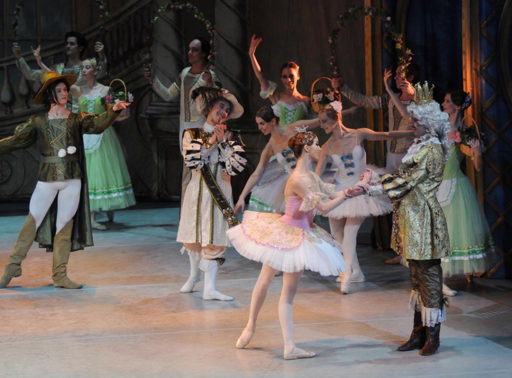 Dornröschen Präsentiert von dem Royal Classical Ballet Der Fluch der bösen Fee Carabosse lässt Prinzessin Aurora in einen tiefen Schlaf fallen, aus dem sie nur der Kuss der wahren Liebe erlösen kann. Das Royal Classical Ballet bringt das berühmte Märchen mit perfekter Technik auf die Bühne.