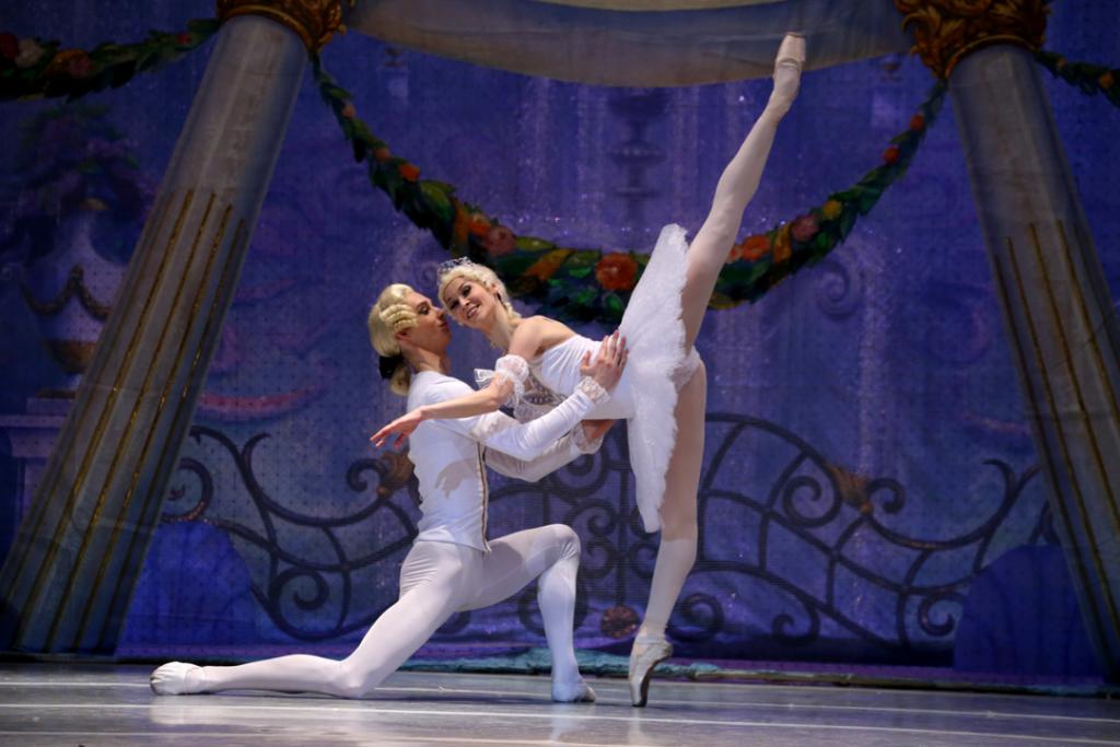 Dornröschen Präsentiert von dem Royal Classical Ballet Der Fluch der bösen Fee Carabosse lässt Prinzessin Aurora in einen tiefen Schlaf fallen, aus dem sie nur der Kuss der wahren Liebe erlösen kann. Das Royal Classical Ballet bringt das berühmte Märchen mit perfekter Technik auf die Bühne.