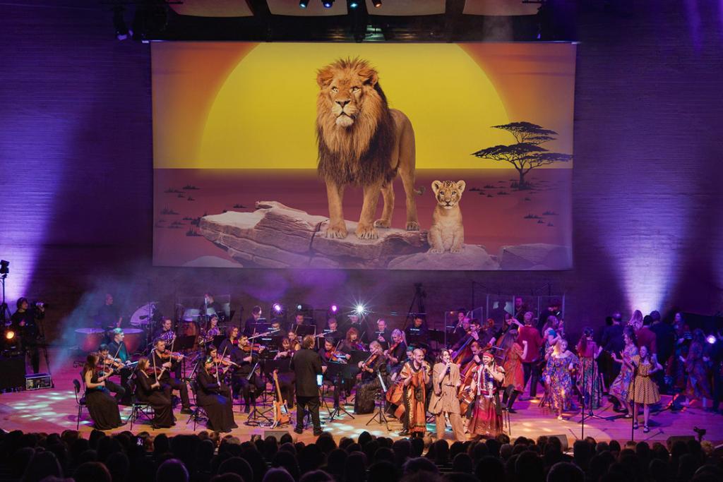DER KÖNIG DER LÖWEN The Music Live in Concert Die mitreißende Musik von Sir Elton John und Hans Zimmer zusammen in einem einzigartigen Konzerterlebnis, das berührt und begeistert! Mit Orchester, Solisten, Chor und Leinwand Animationen.